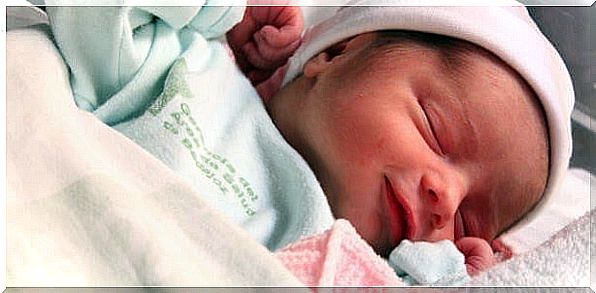 Curiosities about newborns - smiling baby