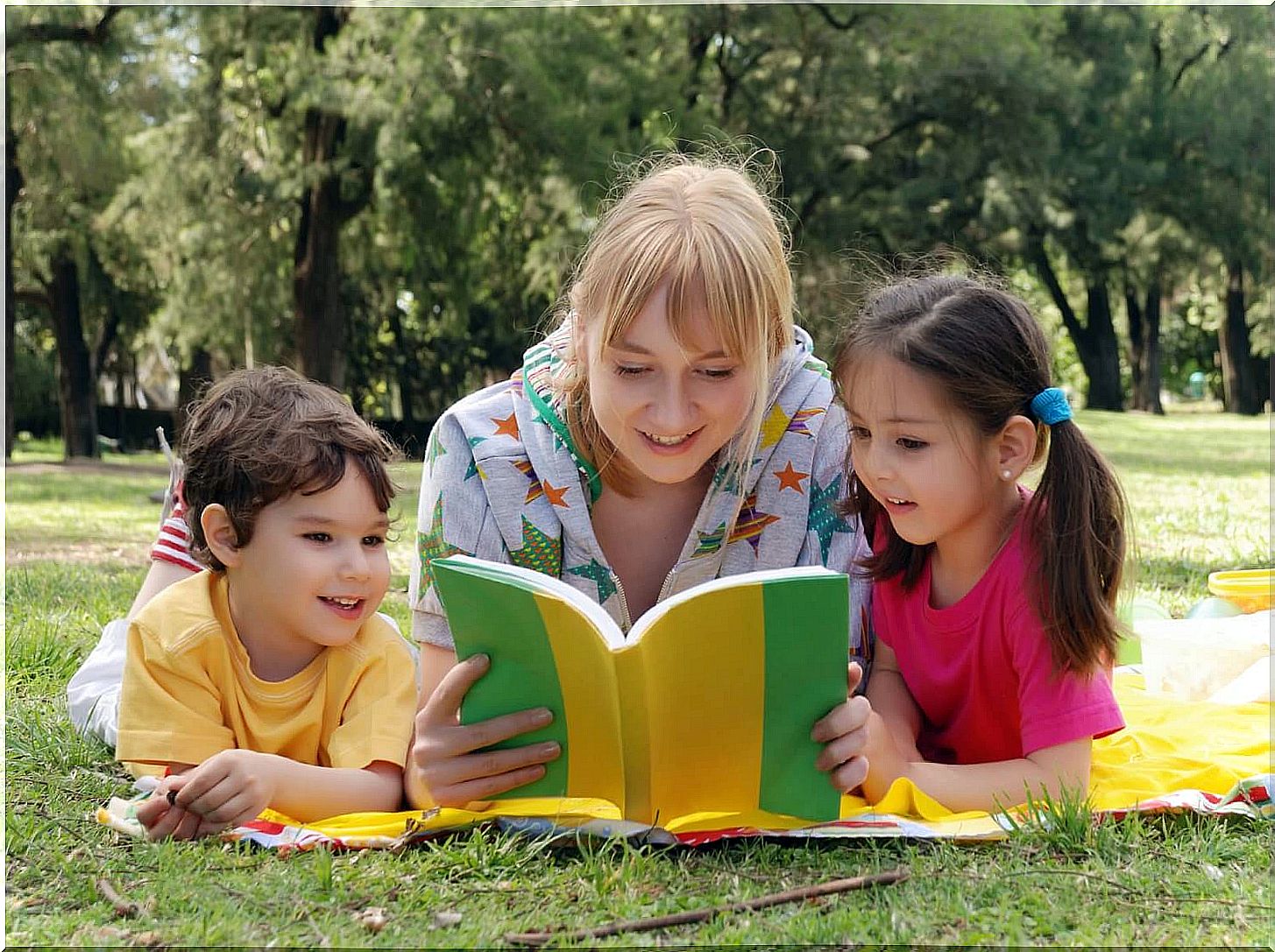 Books Your Child Should Read - Mom reads to children