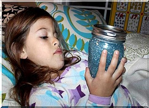 die Flasche der Ruhe - KMädchen beim einschlafen