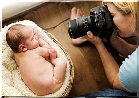 Is it possible for a three month old baby to go blind when photographed with flash?