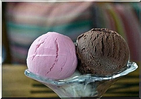 Instead of milk ice cream, you can offer your children a delicious fruit ice cream