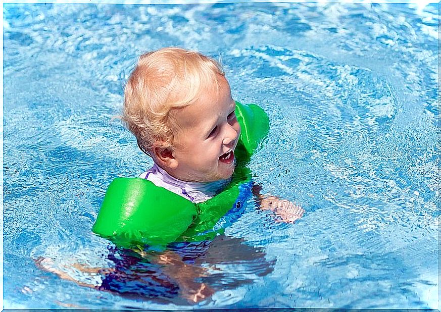 Pool with baby - you should have these 11 things with you!