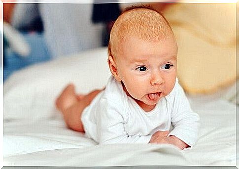 Laying the baby on his stomach - baby lifts his head