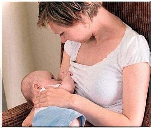 Drink water - mother breastfeeds baby