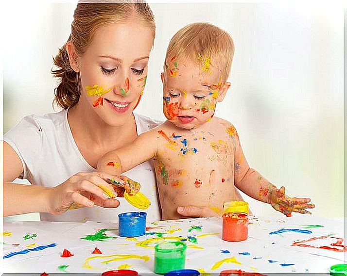 Mother and child discover their senses together