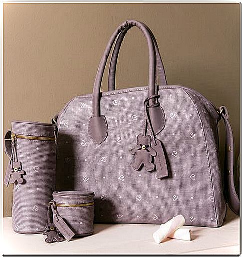 The clinic bag for mom can also be a fashionable product.  There are very stylish models.